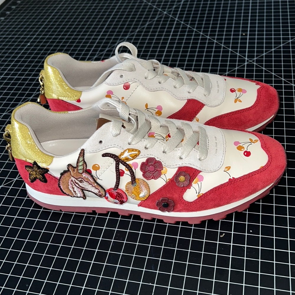 Like new Women Runner Coach Sneakers Size 9.